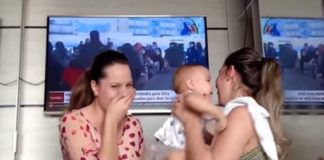 This baby can not tell which twin sister is his real mom