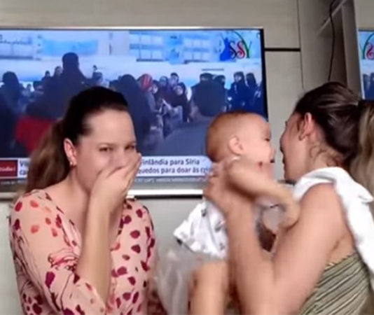 This baby can not tell which twin sister is his real mom