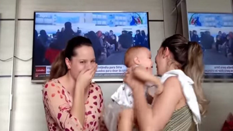 This baby can not tell which twin sister is his real mom