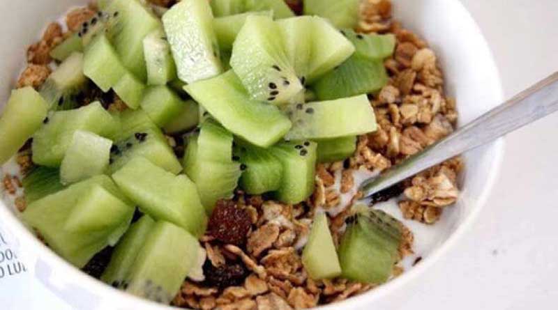 Breakfast with oats, kiwi and chia seeds
